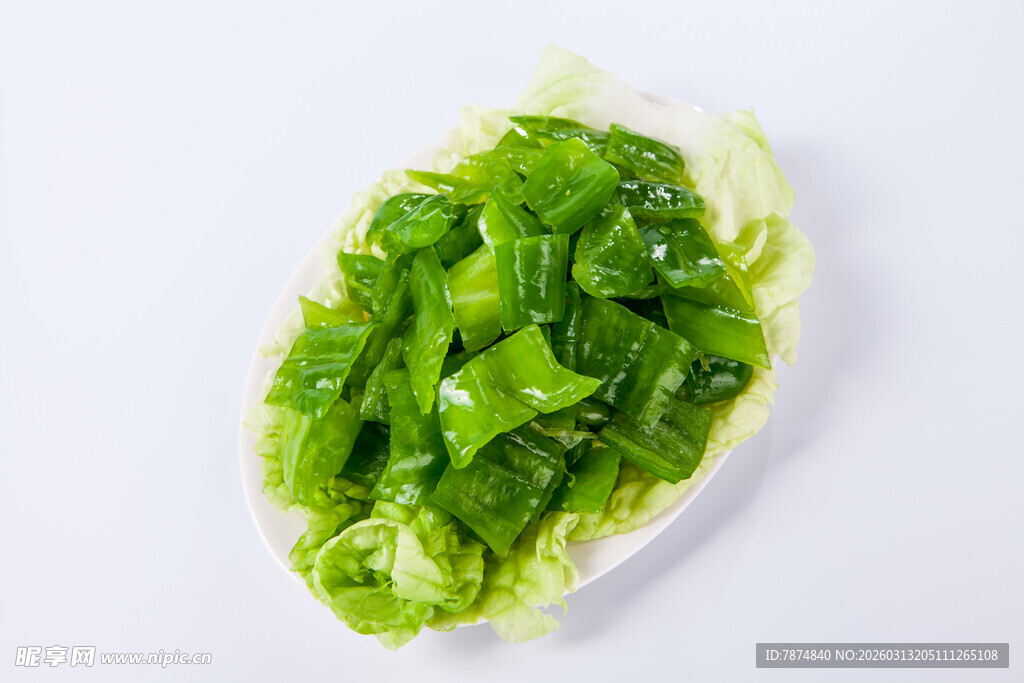 新鲜青椒丝摆放在生菜上