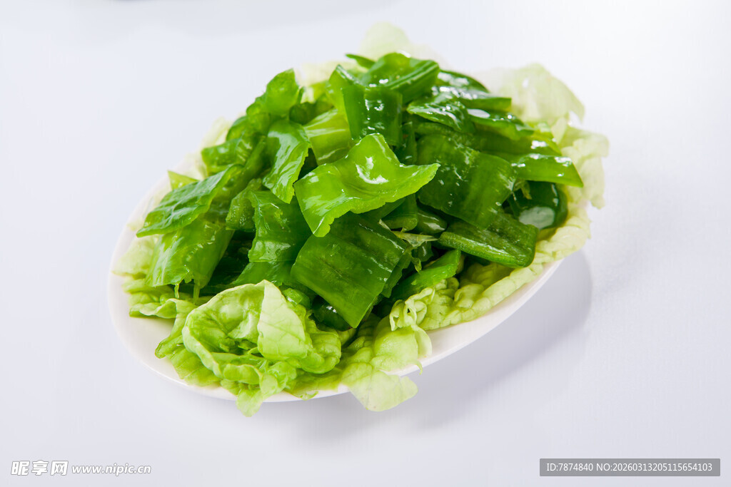 新鲜嫩绿生菜装盘