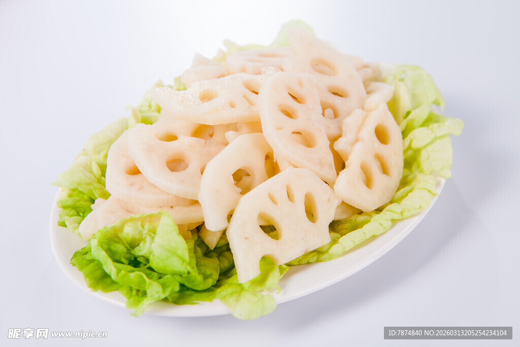 新鲜莲藕片配生菜摆盘