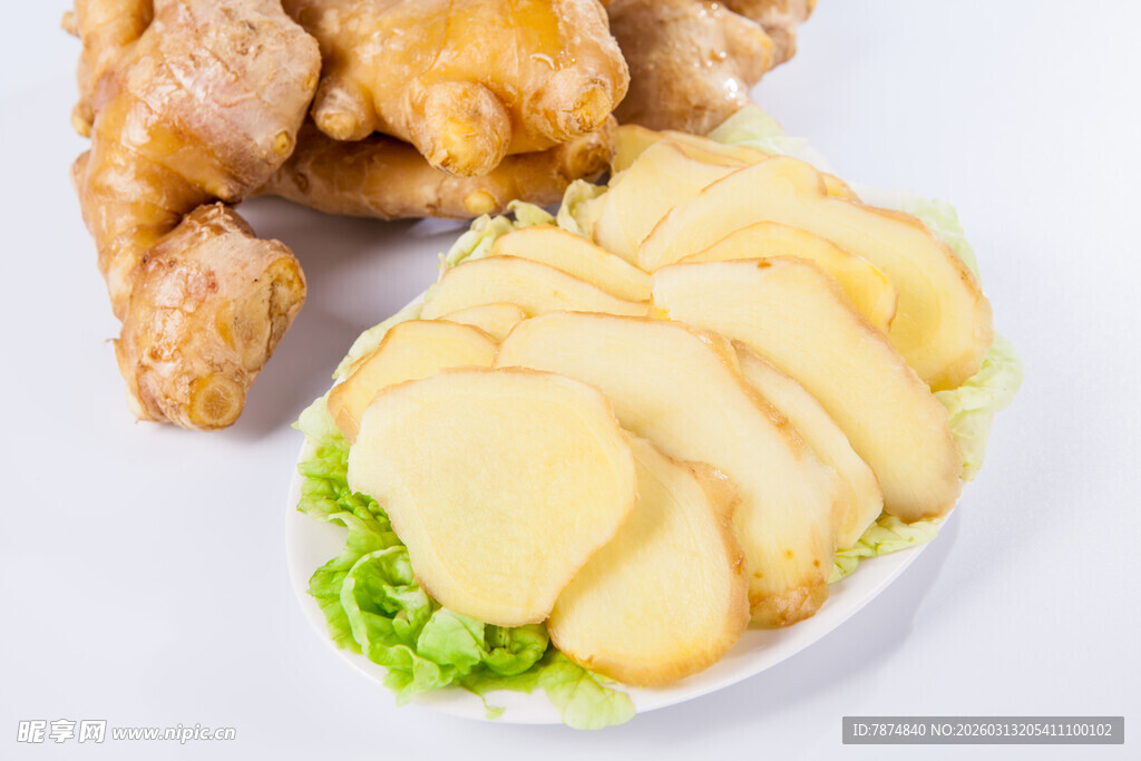 美味切片生姜与生姜块