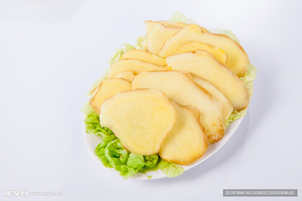 新鲜土豆片配生菜摆盘