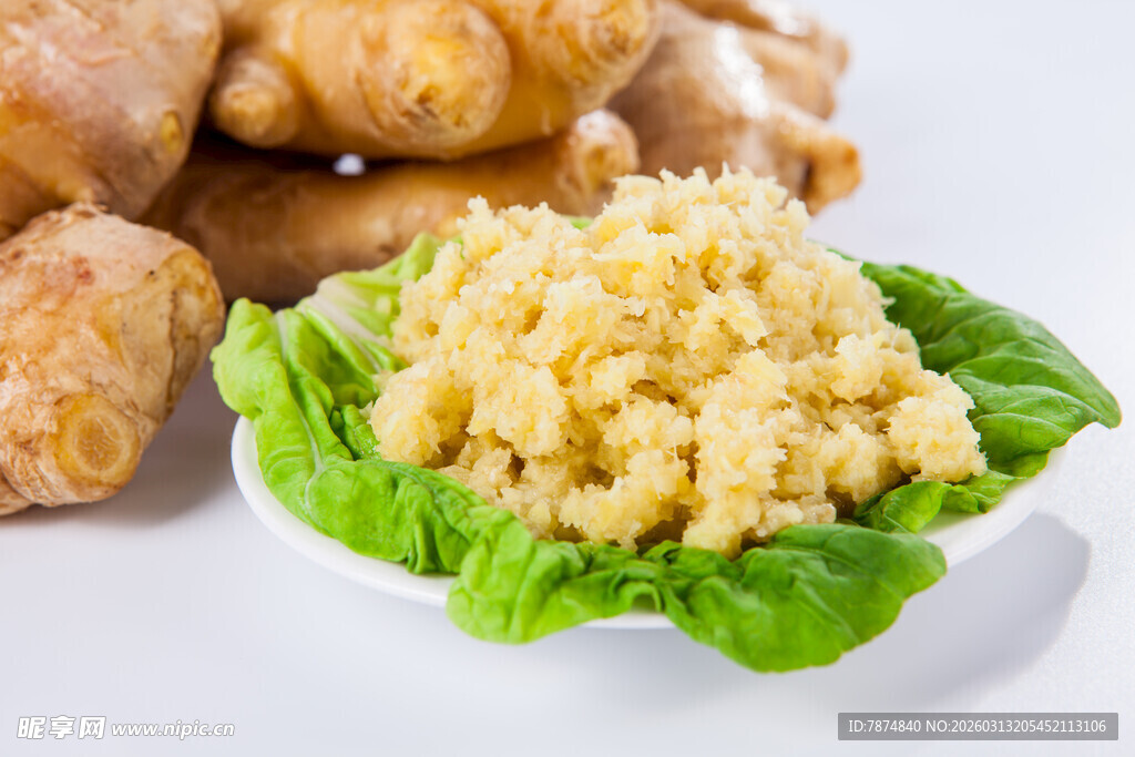 新鲜姜末摆于生菜叶上