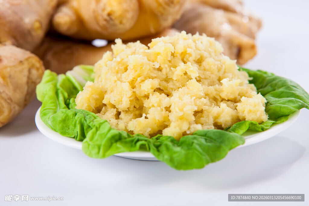 新鲜姜末摆放在绿叶上