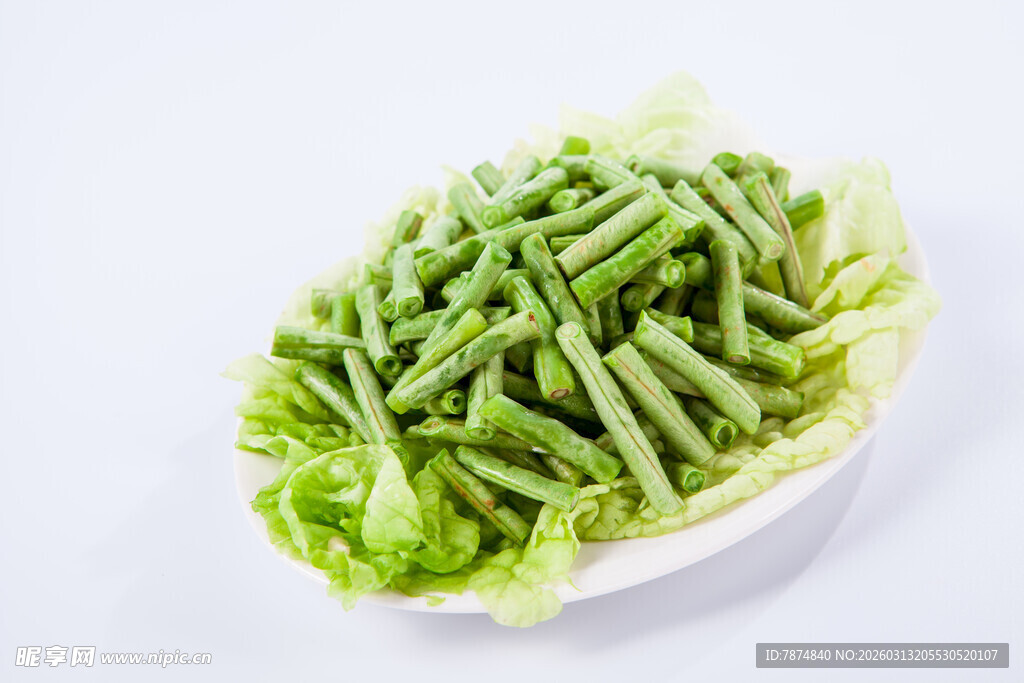 新鲜长豆角摆于生菜之上