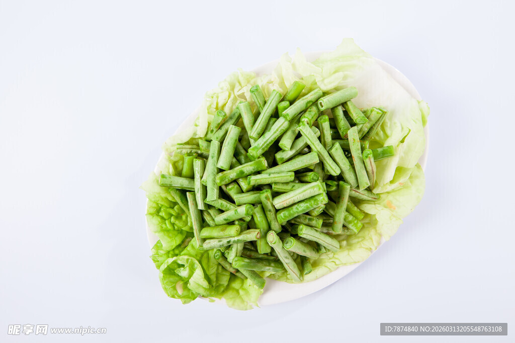 新鲜豆角置于生菜之上