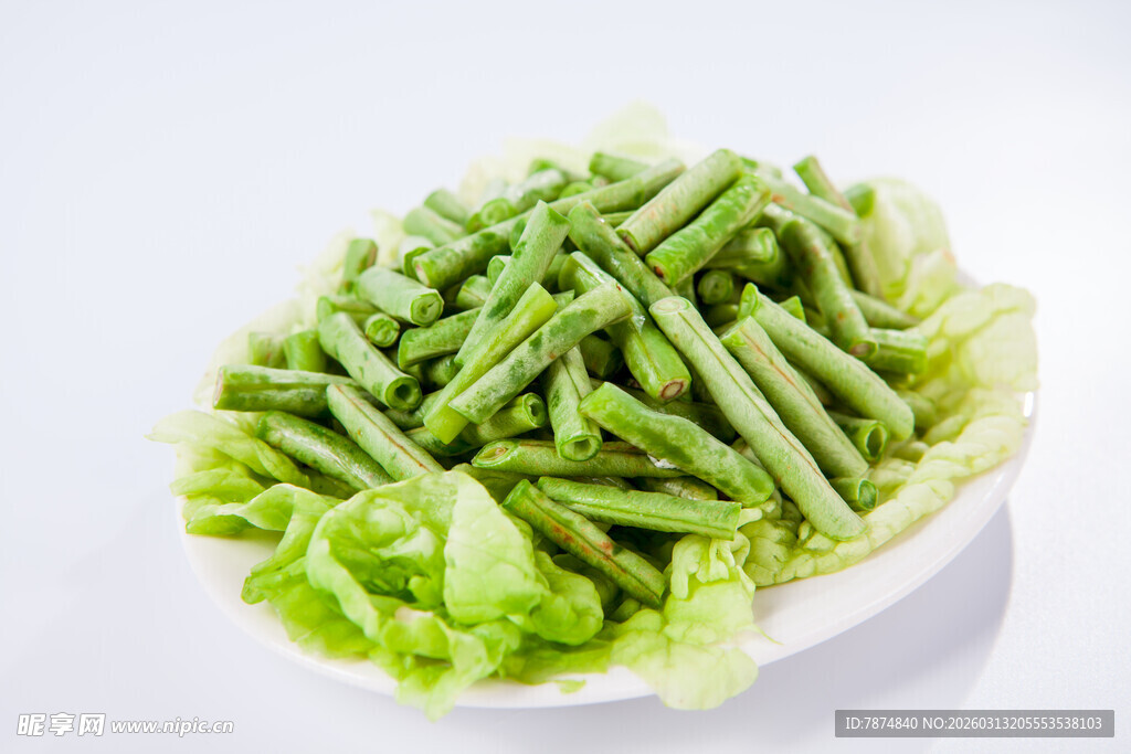 新鲜翠绿豆角生菜拼盘