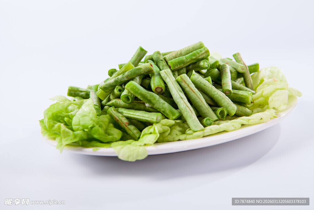 新鲜豆角生菜摆盘