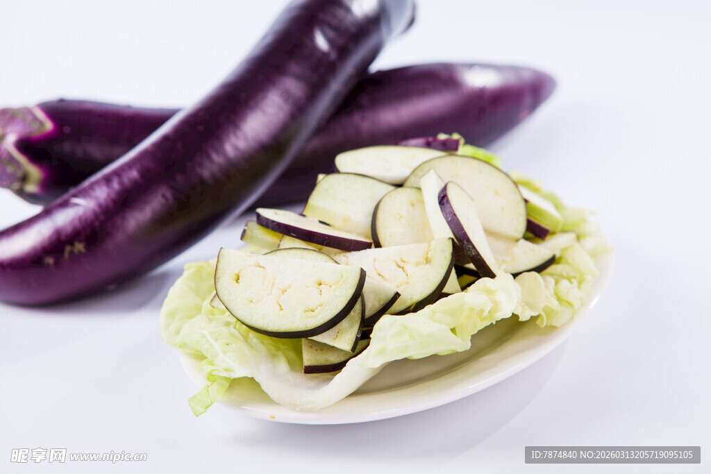 紫茄子切片配生菜摆盘
