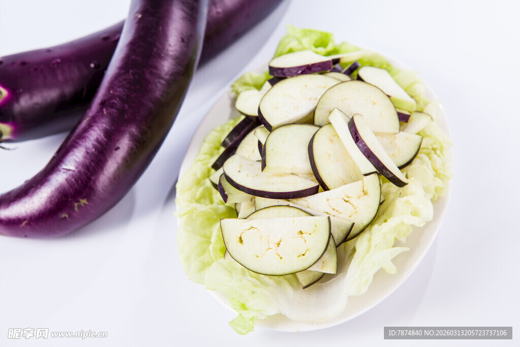 新鲜茄子切片配生菜