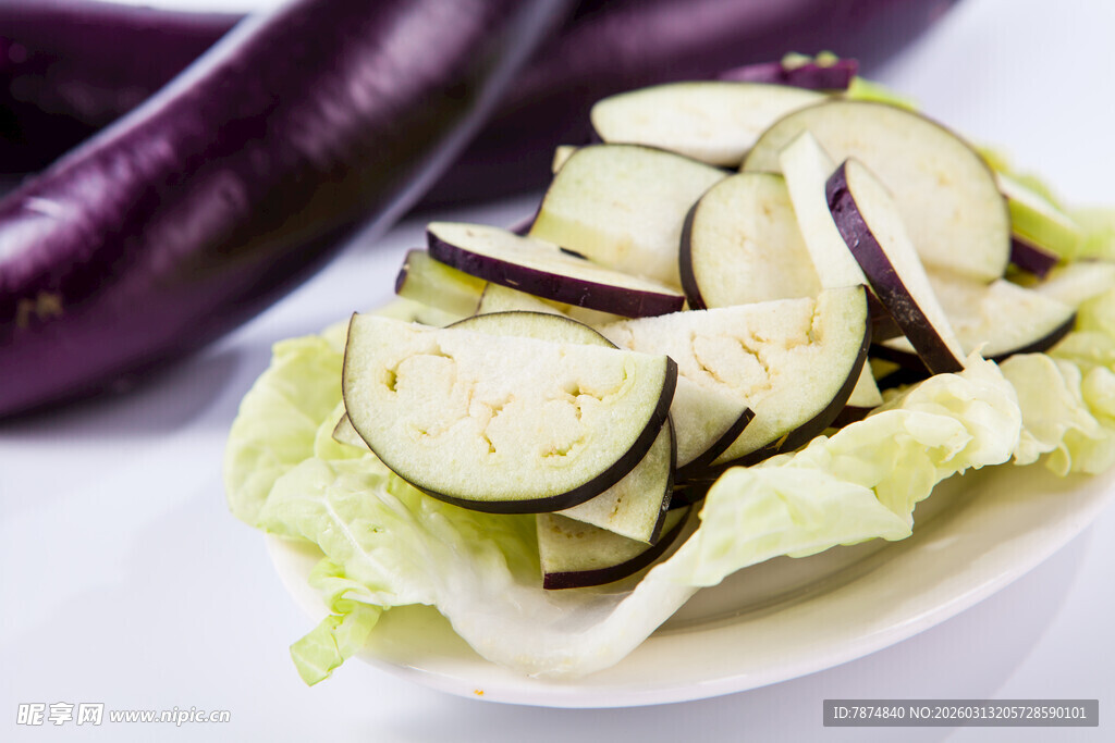 盘中生菜配切片紫茄子