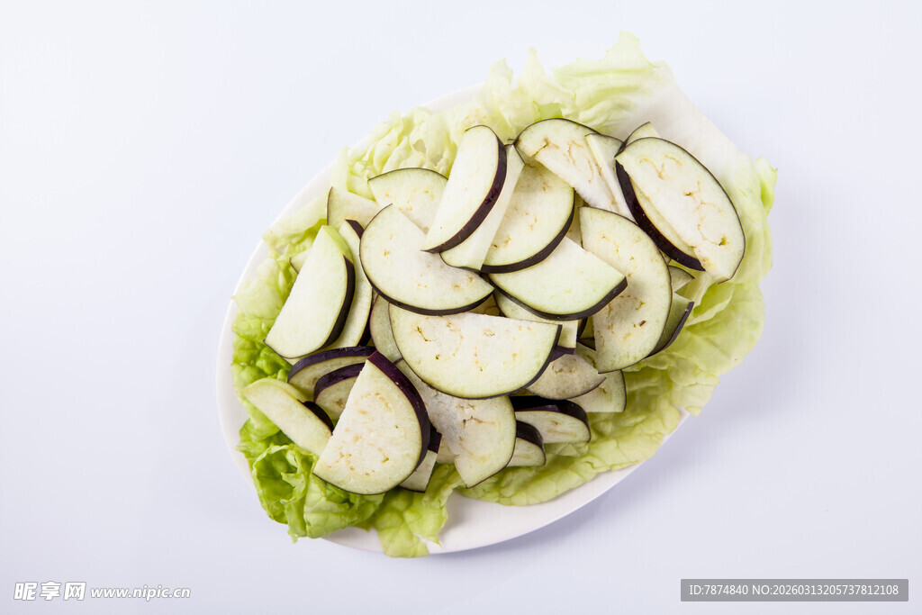 生菜上的切片茄子