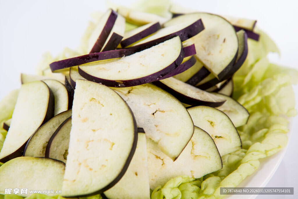 切片茄子配生菜摆盘