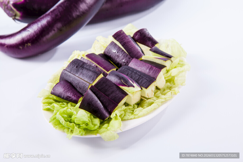 生菜上的切好紫茄子
