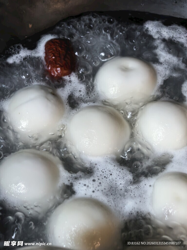 锅中煮着的美味白汤圆