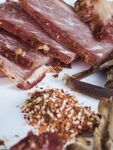 美味腊肉与香料组合