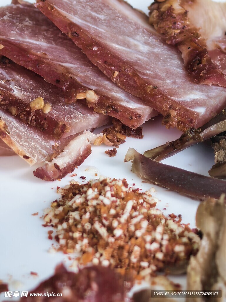 美味腊肉与香料组合