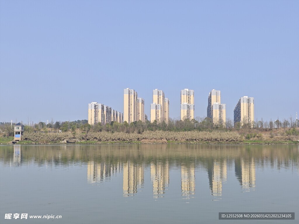 湖畔高楼倒影美景