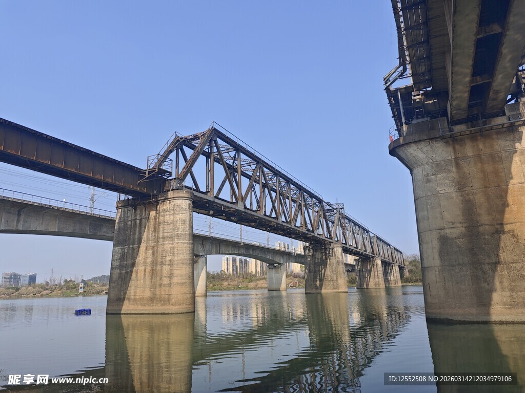 江上铁桥横跨平静水面
