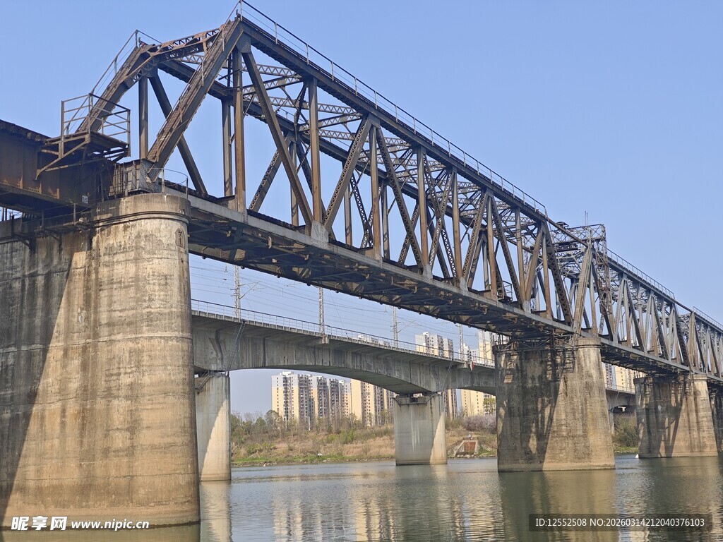 钢铁大桥横跨平静水面
