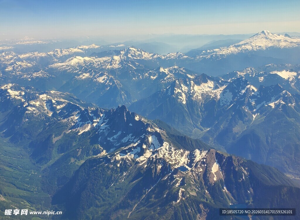 高空俯瞰壮丽雪山景观