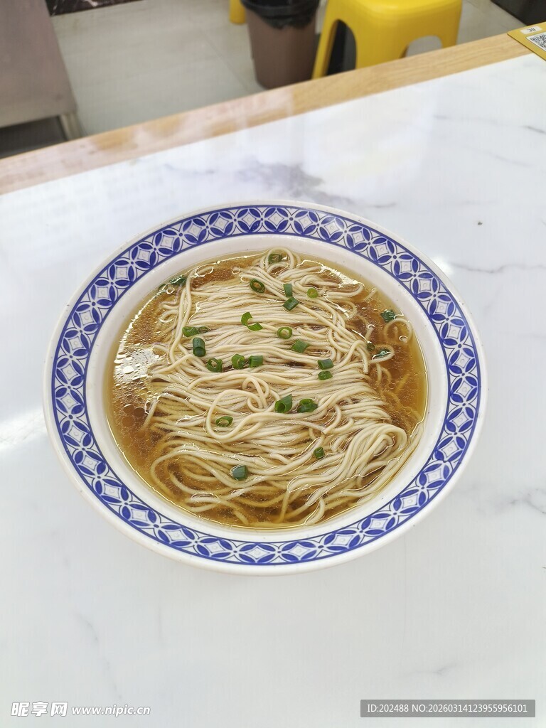 青花瓷碗中的美味面条