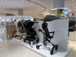 商场中展示的多款婴儿推车
