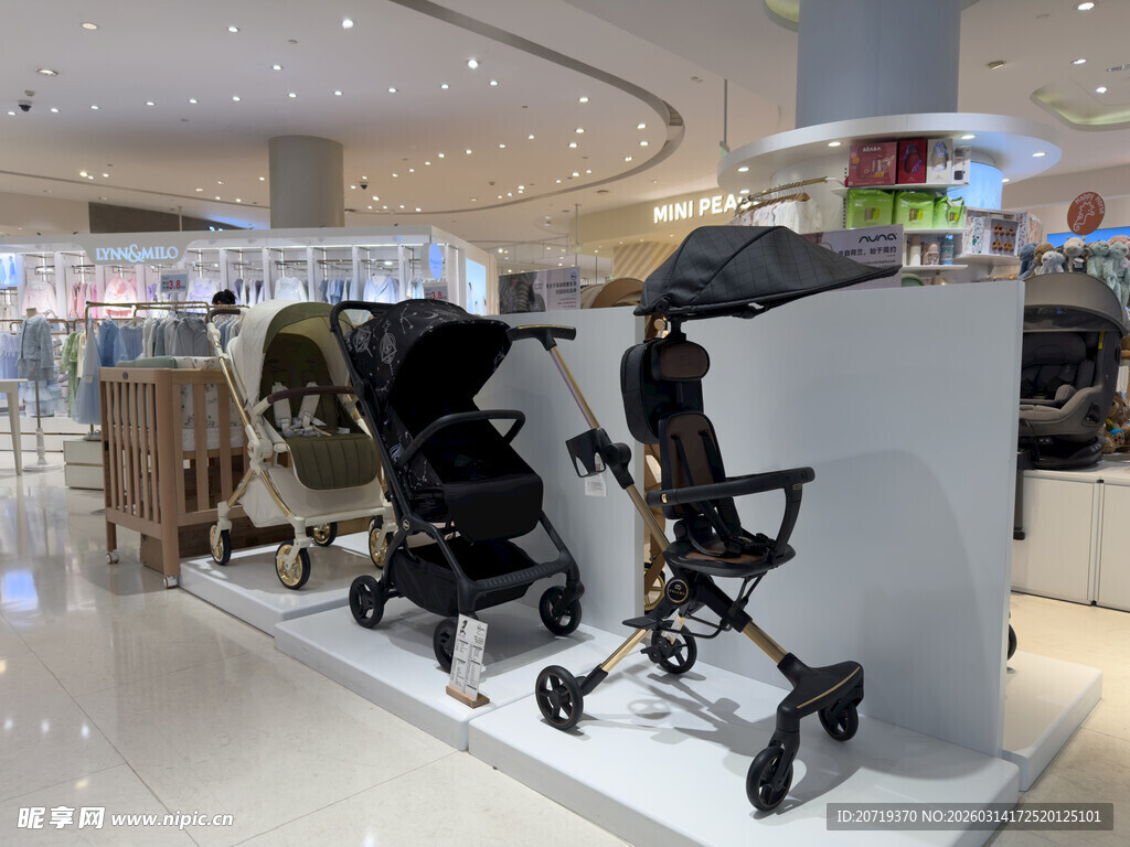 商场中展示的多款婴儿推车