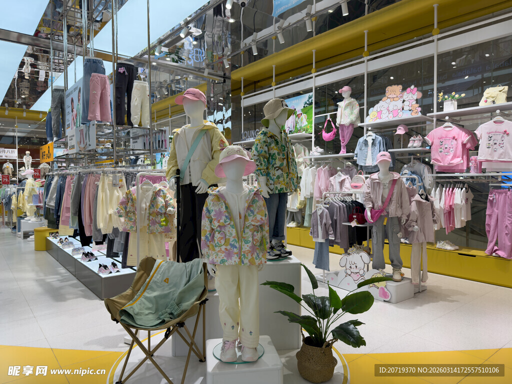 时尚童装店陈列展示