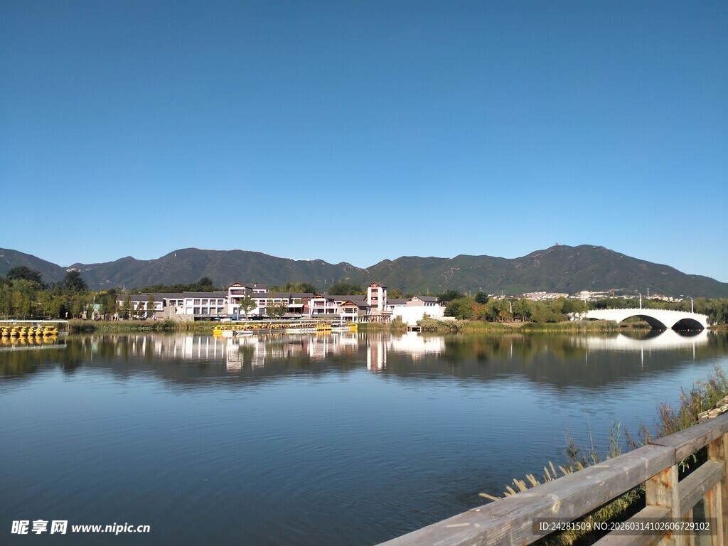 湖畔美景 远山近桥入画