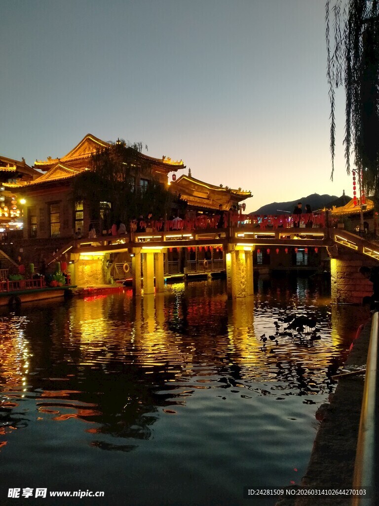 古桥夜景映于波光水面