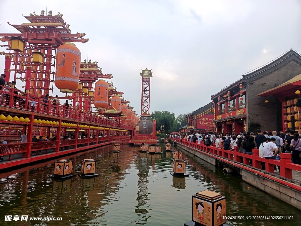 古街水乡热闹场景