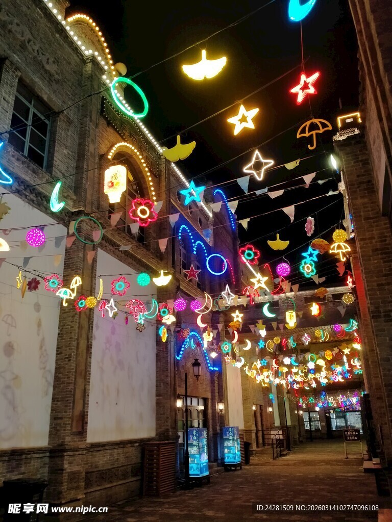 街道绚丽彩灯装饰夜景