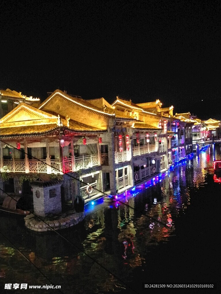 古街夜景 璀璨灯火映水乡