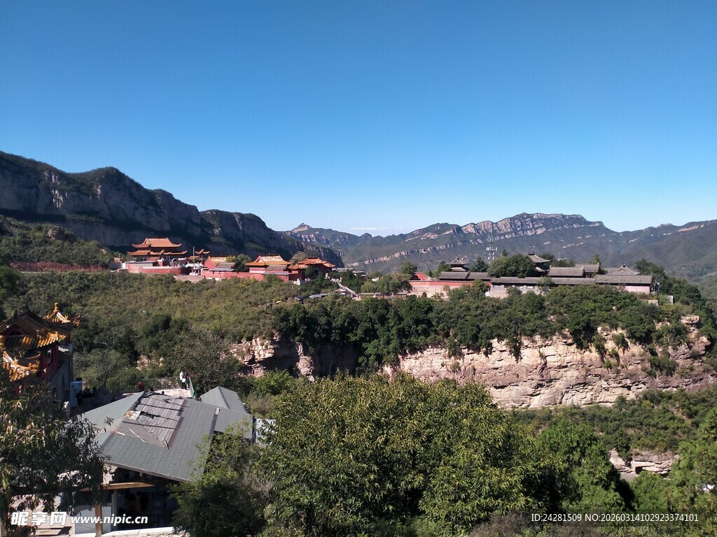 山间村落俯瞰美景苍岩山