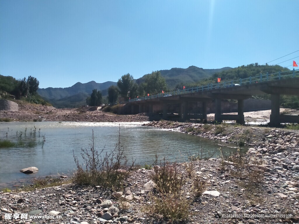 宁静湖畔自然风光苍岩山