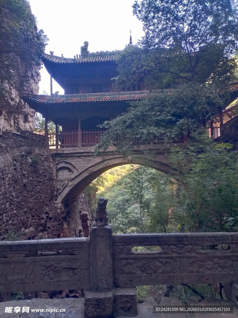 古桥楼阁隐于山林间苍岩山