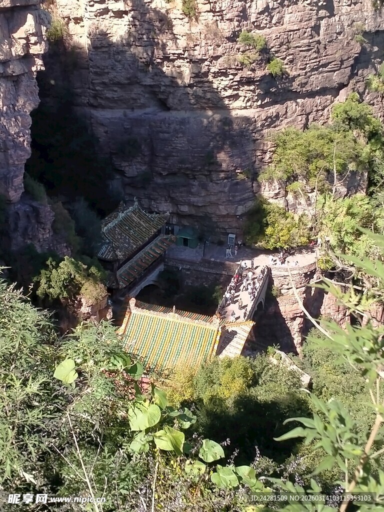 山间徒步者穿行繁茂植被苍岩山