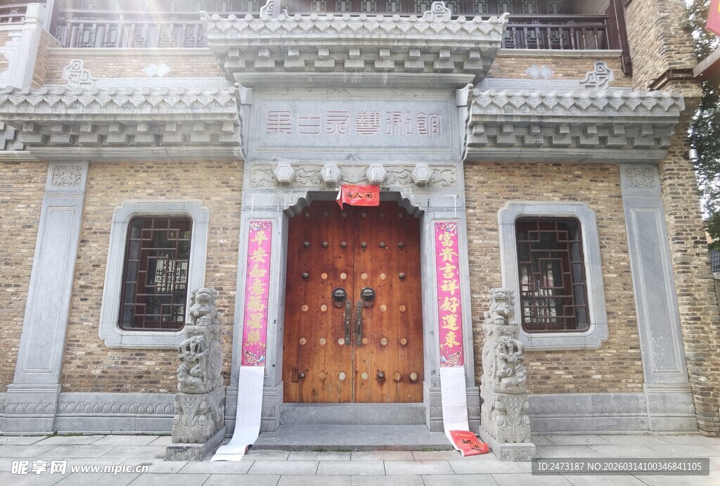 中式传统建筑古朴大门