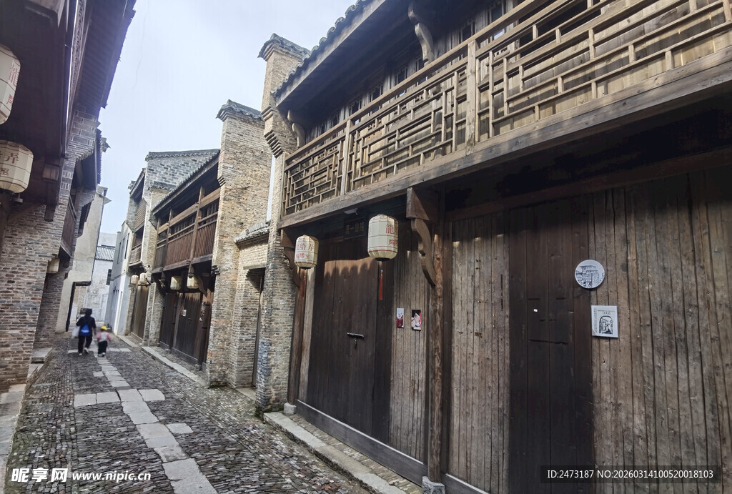 古巷木质建筑宁静景象