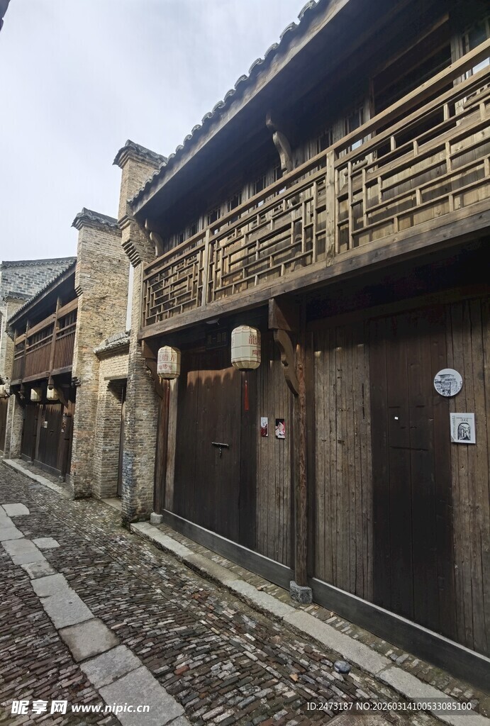 古巷中式木质建筑风貌