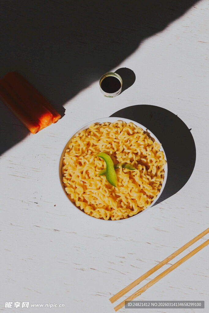 美味炒饭配筷与调料