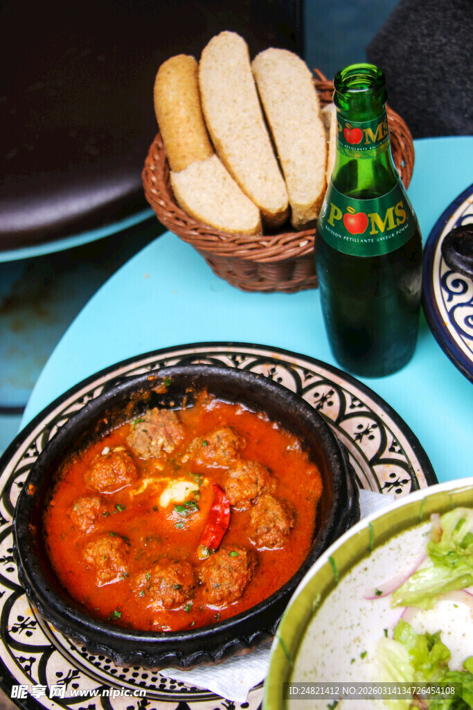 美味佳肴搭配面包与饮品