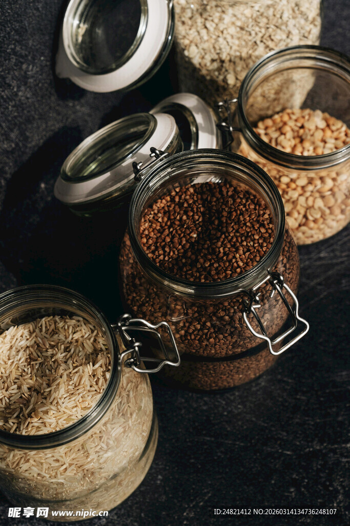 玻璃罐中的多样谷物干货