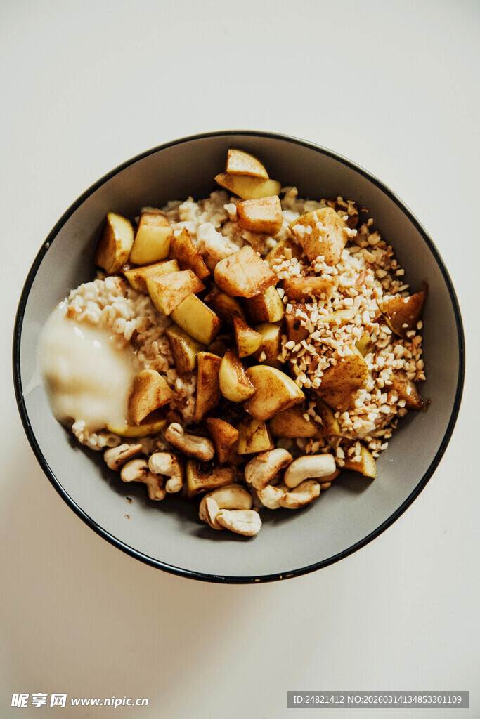 一碗美味坚果燕麦早餐