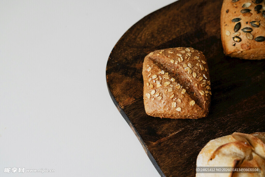 多样面包摆于木盘上