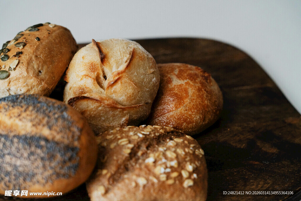 多样美味面包摆于木盘