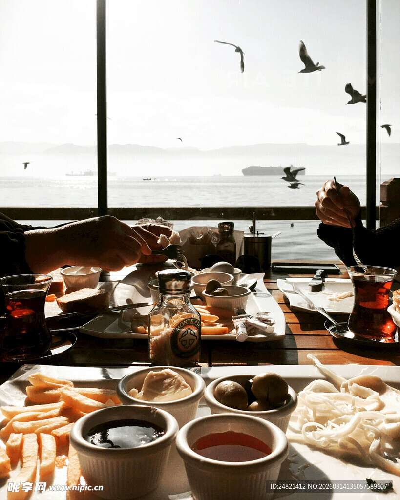 海景前的丰盛海鲜美食