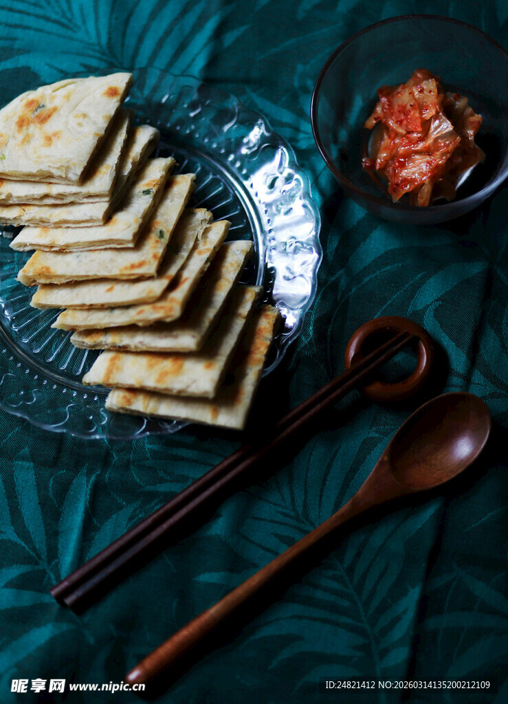 美味夹心糕点与餐具组合