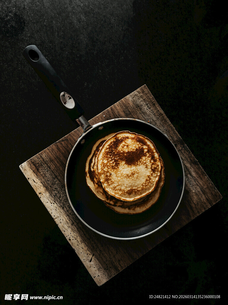 木盘上的美味煎饼