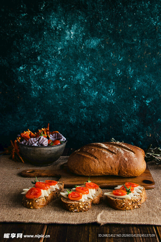 美味面包与精致小吃拼盘